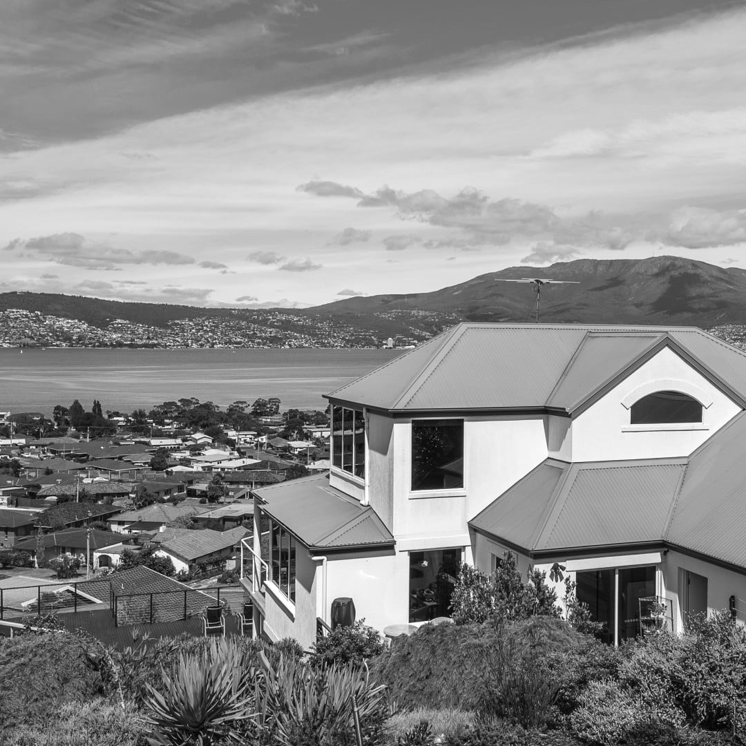 Property in Hobart Tasmania overlooking the waterfront. Real Estate Agents Hobart