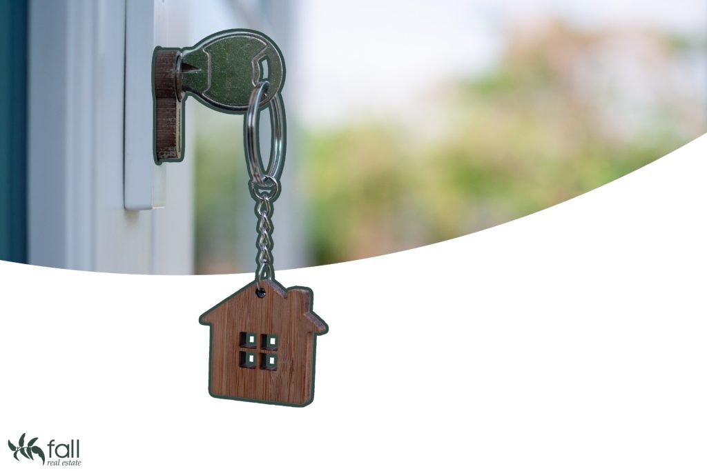 Image for Blog: Should you sell your home during the Easter Break. Image depicts a key sitting in a door with a small house keychain