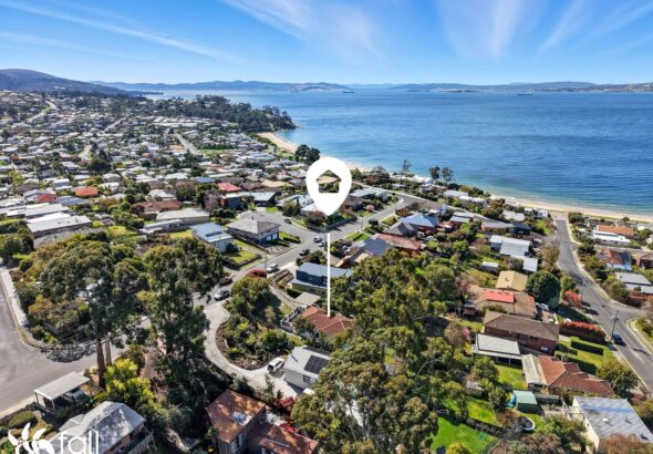Fall Real Estate 15 Tarana Road, BLACKMANS BAY TAS 7052