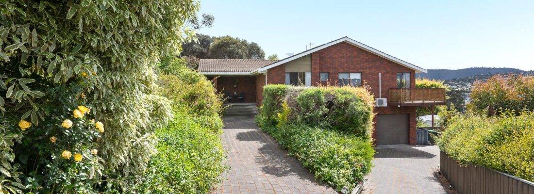 Kelly Fall & Jo Brownless Kelly Fall, Jo Brownless Fall Real Estate Kelly Fall & Jo Brownless