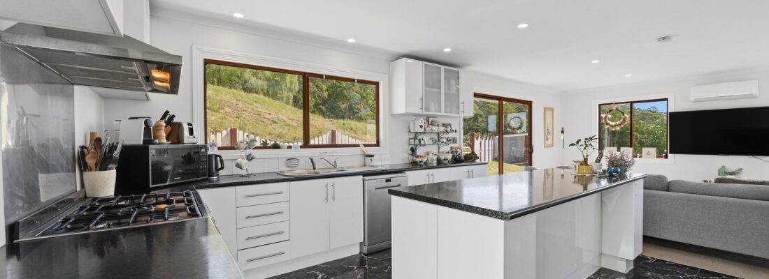 Naomi van Schie Naomi van Schie Fall Real Estate Naomi van Schie