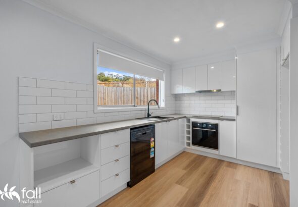 1/133 Wells Parade, BLACKMANS BAY TAS 7052 Rentals Hobart Fall Real Estate 1/133 Wells Parade, BLACKMANS BAY TAS 7052